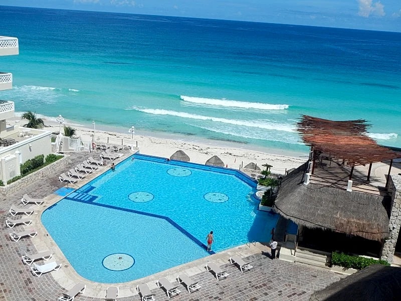 Beachfront Condo in Cancun (3502)