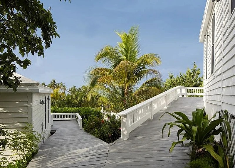 Private 10-Acre Beachfront Estate w/Heated Pool, Tennis Court, Walk to Tippys in Eleuthera, Bahamas — photo 3