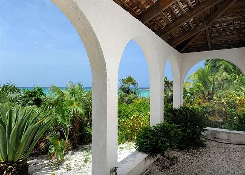 Enchanting Light-Filled Villa Directly on French Leave Beach in Eleuthera, Bahamas — photo 3