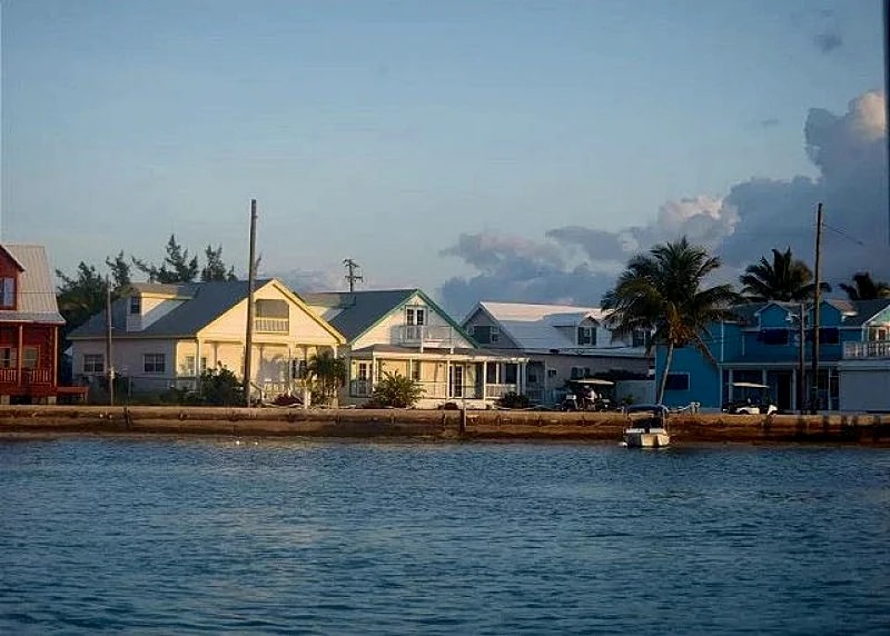 Charming Waterfront Cottage w/ Tropical Garden, Walk to Sandbar Bar and Grill in Eleuthera, Bahamas — photo 3