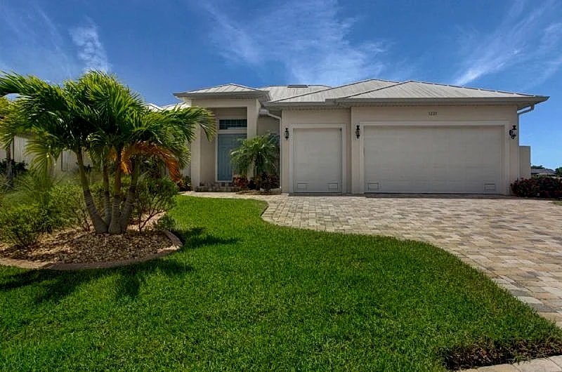 Punta Gorda Isles 3 Bedroom, 2 Bath Canal Home With Boat Dock in Punta Gorda, Florida, United States — photo 2