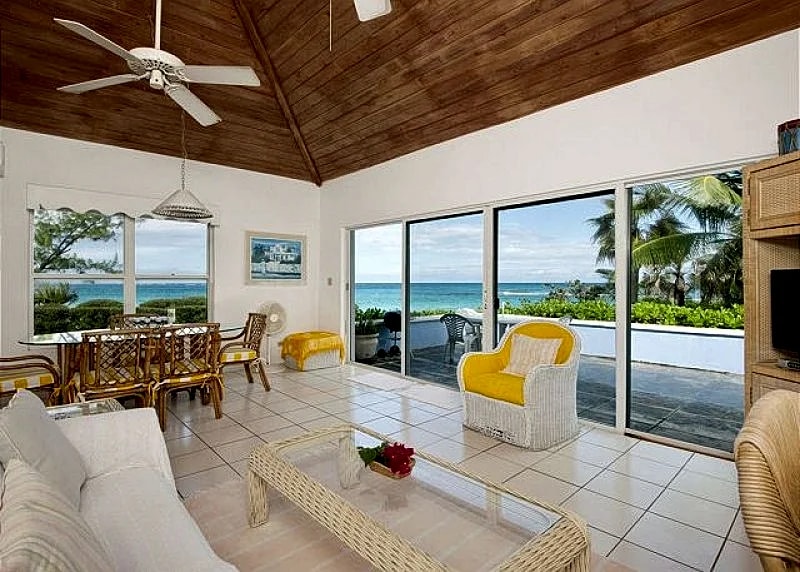 Beautifully relaxing Beach Front Cottage, Prime Banks Road Location