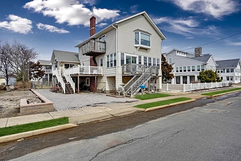 Enjoy magnificent sunsets and panoramic bay views from this unique shore home in Seaside Park, New Jersey, United States — photo 3