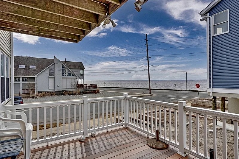 Enjoy magnificent sunsets and panoramic bay views from this unique shore home in Seaside Park, New Jersey, United States — photo 5