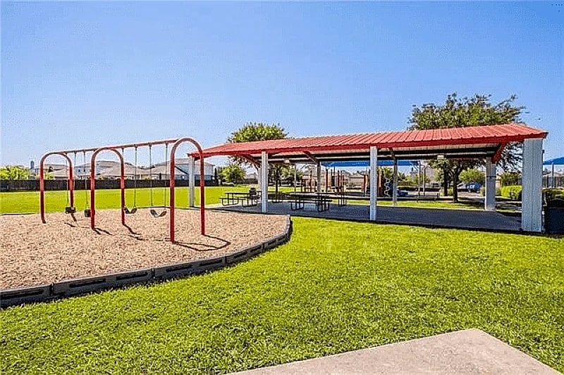 3 Bedrooms 2 Bathrooms House S Creekbend Dr in Hutto, Texas, United States — photo 4