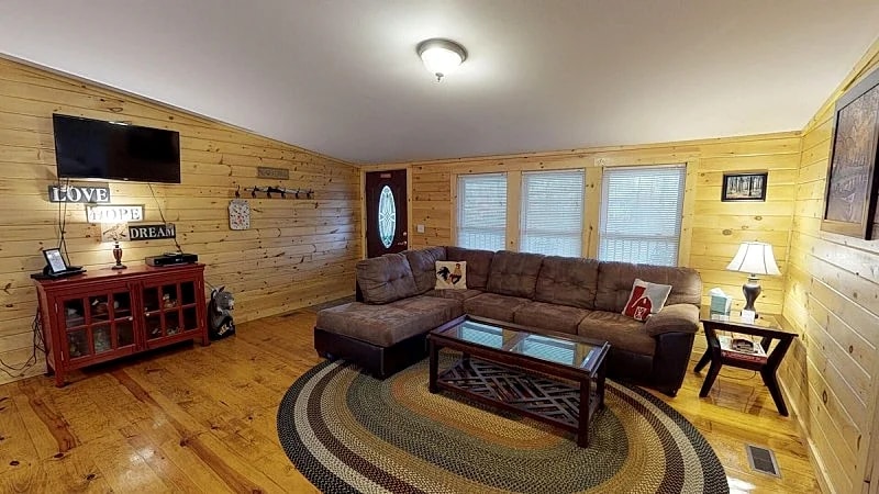 Spacious Bobcat Cabin, 30 mins from Hocking Hills in Nelsonville, Ohio, United States — photo 4