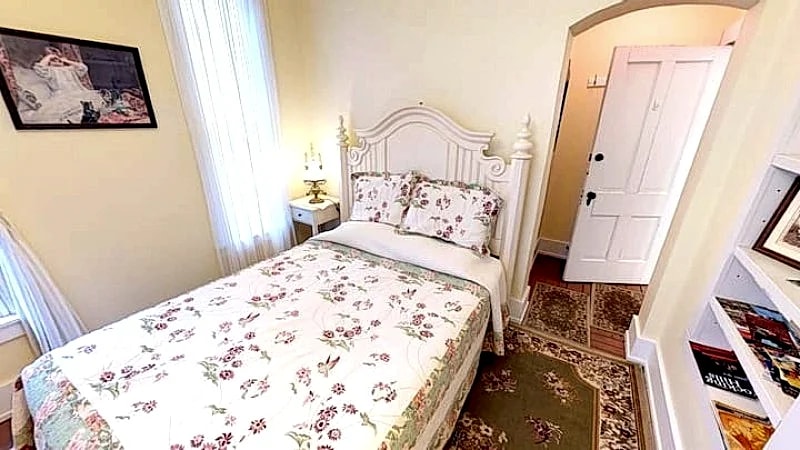 Holly Tree Room in Historic Hyde House B&B near Hocking Hills in Nelsonville, Ohio, United States — photo 3