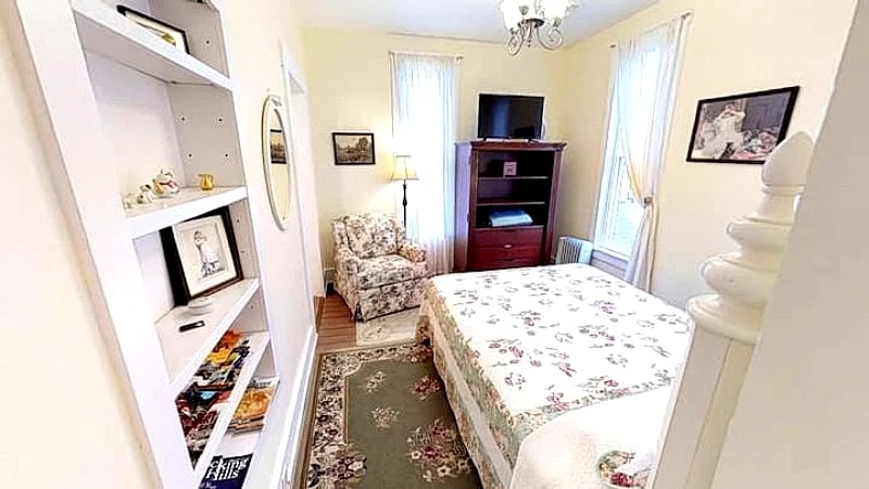 Holly Tree Room in Historic Hyde House B&B near Hocking Hills in Nelsonville, Ohio, United States — photo 2