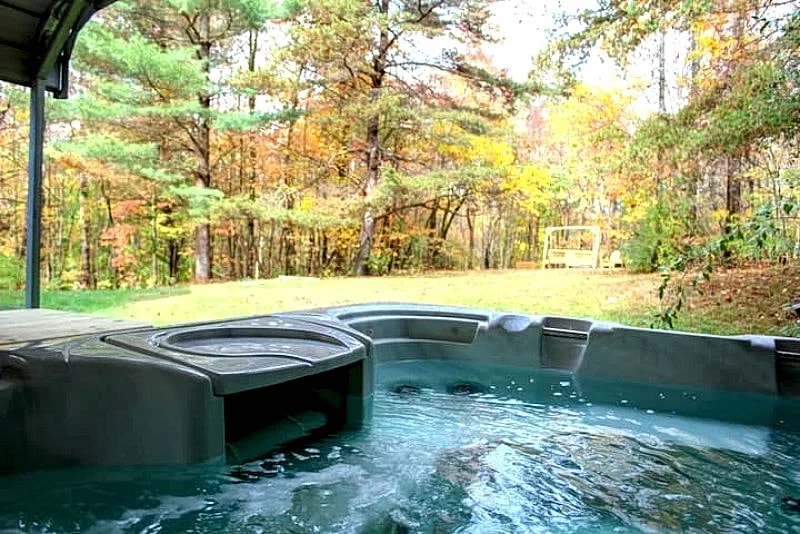 Secluded Log Cabin near Hocking Hills with Hot Tub in Nelsonville, Ohio, United States — photo 3