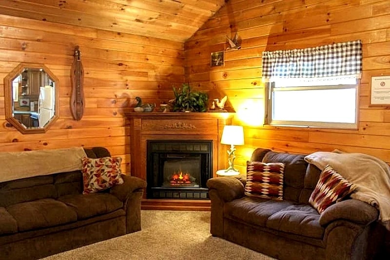 Secluded Log Cabin near Hocking Hills with Hot Tub in Nelsonville, Ohio, United States — photo 4