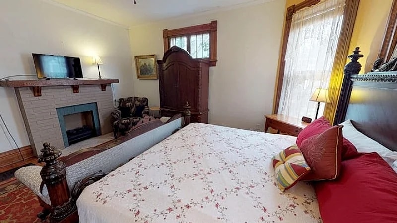 Garden Room Bed and Breakfast near Hocking Hills with Hot Tub in Nelsonville, Ohio, United States — photo 3