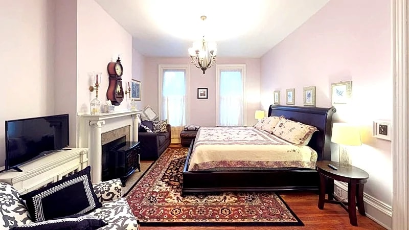 Hyde House Lilac Suite near Hocking Hills in Nelsonville Oh