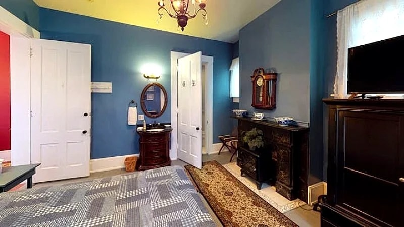 Holly Tree Room Bed and Breakfast w/ Hot Tub near Hocking Hills in Nelsonville, Ohio, United States — photo 4