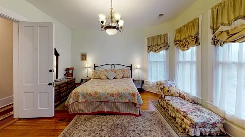 Historic Hyde House Dogwood Room in Hocking Hills in Nelsonville, Ohio, United States — photo 4
