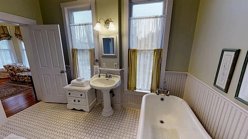 Historic Hyde House Dogwood Room in Hocking Hills in Nelsonville, Ohio, United States — photo 5