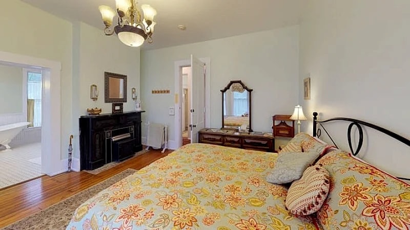 Historic Hyde House Dogwood Room in Hocking Hills in Nelsonville, Ohio, United States — photo 2