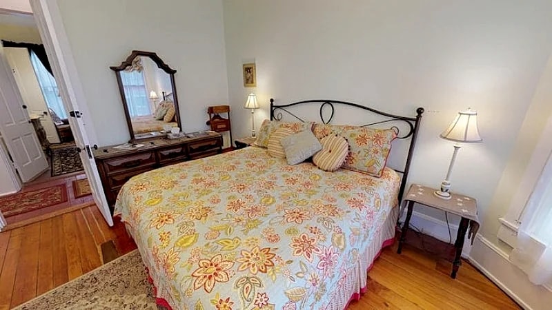 Historic Hyde House Dogwood Room in Hocking Hills in Nelsonville, Ohio, United States — photo 3