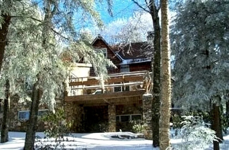 FIELDSTONE AND LOG HOME ON BEECH. Ski season dates available at 2024 prices! in Banner Elk, North Carolina, United States — photo 2