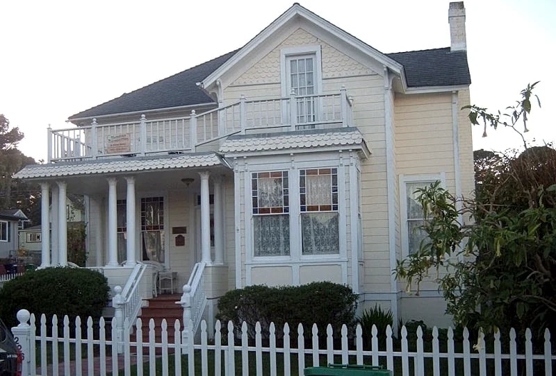 Large Historic Beautiful Victorian , Yard with Hot Tub and Fire Pit.