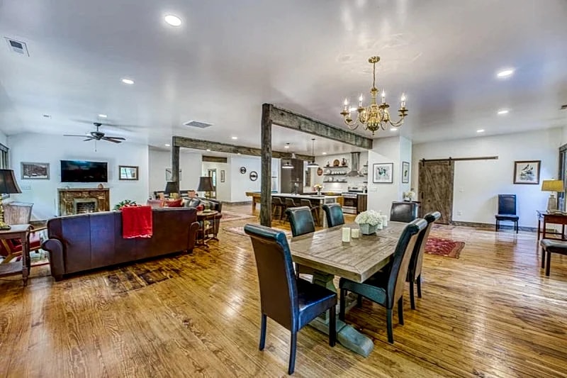 Modern Converted Barn,3 Kng Bdrms,3.5 Baths,Mtn Creek/Pool TBL/Deck Gas Fire TBL in Asheville, North Carolina, United States — photo 4
