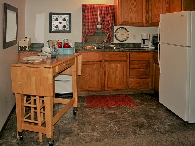 Cozy and Clean Cabin Thirty Minutes from Mt Rushmore - In Rapid City On Canyon Lake Thirty Minutes from Mt Rushmore in Rapid City, South Dakota, United States — photo 3