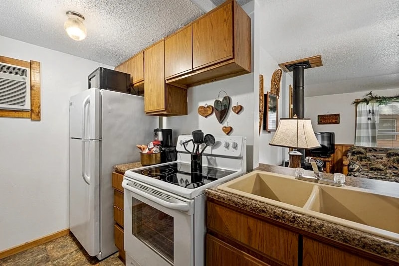 Adorable Cabin Thirty Minutes from Mt Rushmore - Super Clean Cabin On Canyon Lake Thirty Minutes from Mt Rushmore in Rapid City, South Dakota, United States — photo 5