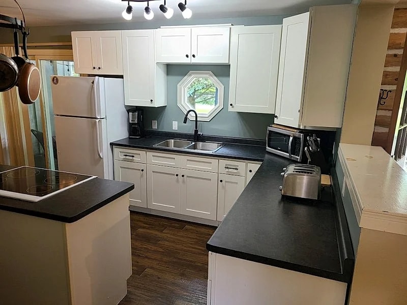 Greenlodge Cottage - Grand Bend, Ontario, Canada in Bluewater, Ontario, Canada — photo 4