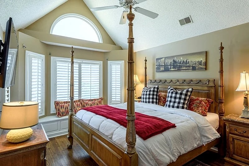 Luxurious CAROLINA ELEGANCE has pool; sleeps 12; 4 bedrooms; 3.5; on the marsh in Isle Of Palms, South Carolina, United States — photo 3