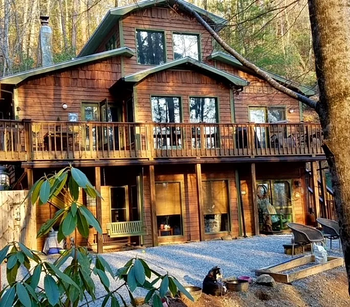 Bee Knob Inn & Treehouse: Silver Creek Retreat, Whittier Smoky Mountains