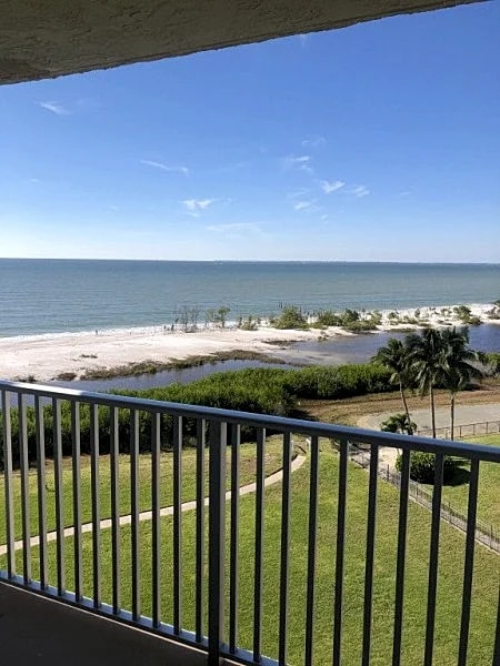 Beautiful Beach Front condo - Direct Facing Gulf View