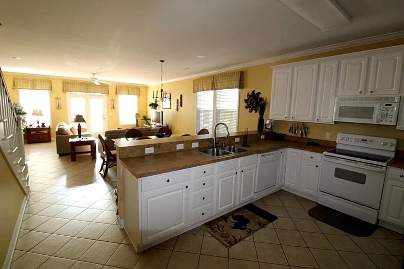 JUST STEPS TO THE BEACH - Heated Private Pool - Hot Tub- Surf & Turf in Surfside Beach, South Carolina, United States — photo 5