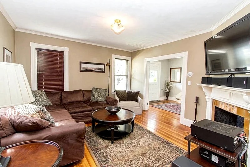 5-bedroom house. Close to airport, bus & train. 10 min from Boston. Sleeps 10. in Melrose, Massachusetts, United States — photo 2