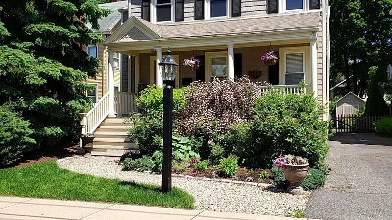 5-bedroom house. Close to airport, bus & train. 10 min from Boston. Sleeps 10.