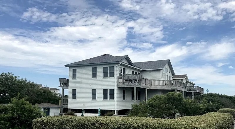 Socially distance, spacious home, Pri. Pool, volley ball, game rm. pets