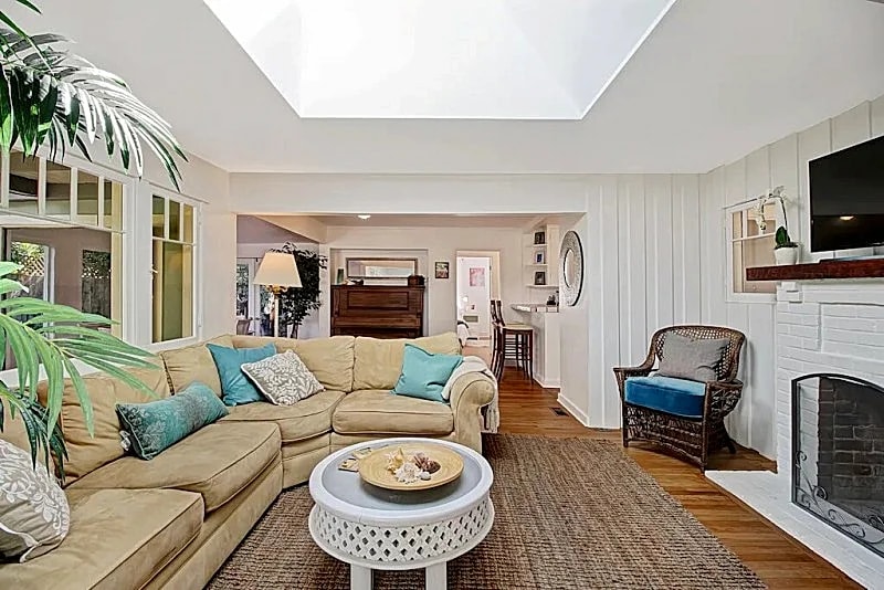 Hammonds Beach Haven w/ Yard, Deck & Sunroom-Walk to the beach, 1 block to Rosewood Miramar! in Santa Barbara, California, United States — photo 2