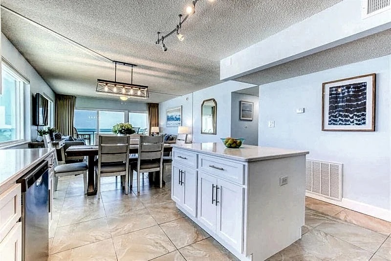 Penthouse with Private Hot Tub and Amazing Ocean Front views in Satellite Beach, Florida, United States — photo 5