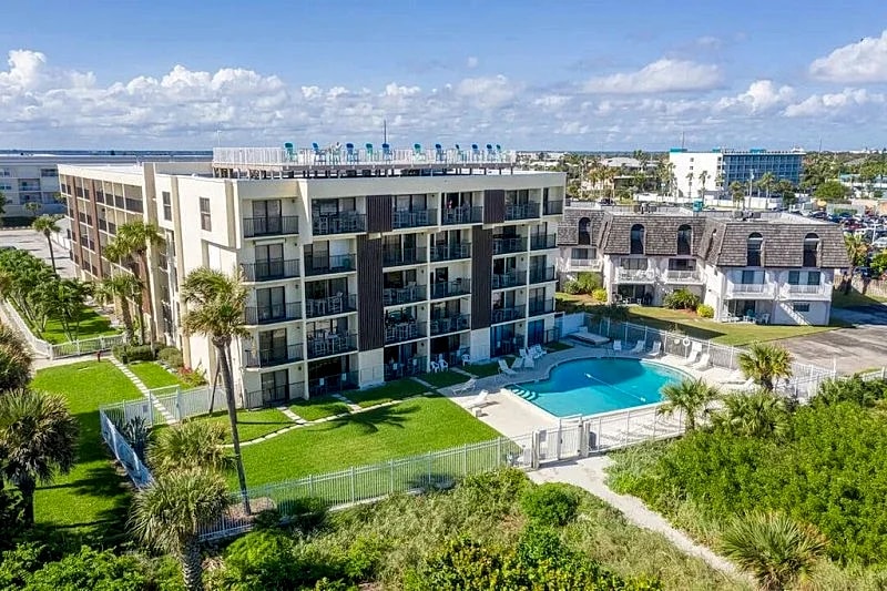 Amazing Direct Oceanfront View - Next to Pier - Penthouse in Cocoa Beach, Florida, United States — photo 4
