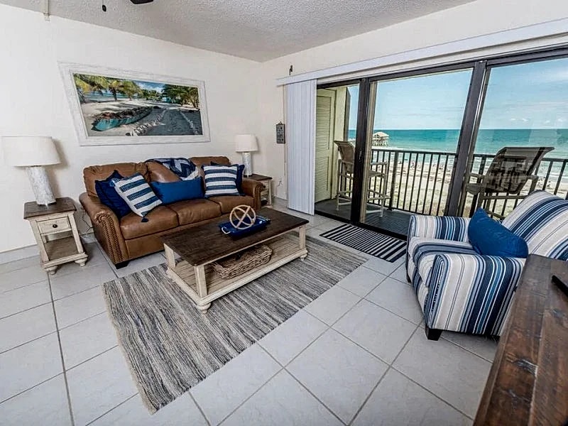 Amazing Direct Oceanfront View - Next to Pier - Penthouse in Cocoa Beach, Florida, United States — photo 5
