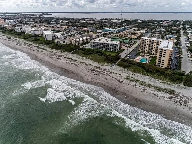 Bright DIRECT Oceanfront Corner Condo. On the Beach! Amazing Views! in Cape Canaveral, Florida, United States — photo 3