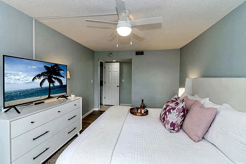 Bright DIRECT Oceanfront Corner Condo. On the Beach! Amazing Views! in Cape Canaveral, Florida, United States — photo 4