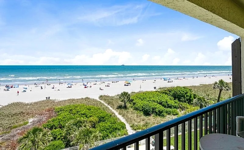 Penthouse - Ocean Front - Corner Unit facing the Pier - Fully Renovated in Cocoa Beach, Florida, United States — photo 2