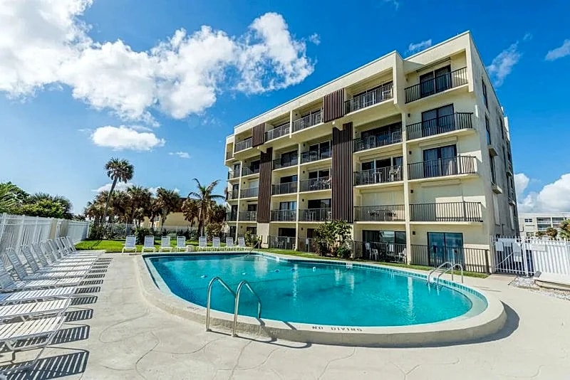 Penthouse - Ocean Front - Corner Unit facing the Pier - Fully Renovated in Cocoa Beach, Florida, United States — photo 3