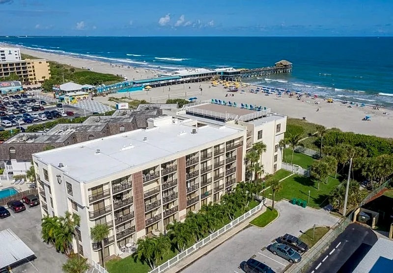 Penthouse - Ocean Front - Corner Unit facing the Pier - Fully Renovated in Cocoa Beach, Florida, United States — photo 4