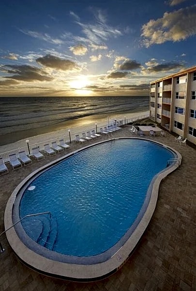 Spacious – Ground floor right on the Beach! in Satellite Beach, Florida, United States — photo 2