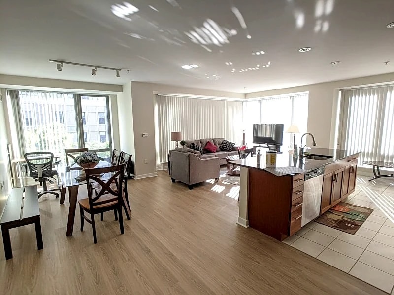 Spacious 2 Bed/Bath Apt Nearby MGH,MIT,Harvard, Washer/Dryer in suite, Modern Bd