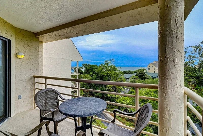 3527 Villamare has an upbeat, fun style with ocean views!