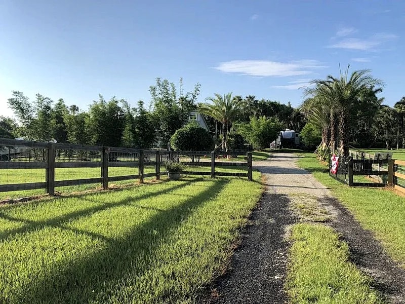 Shack In The Back: King & Queen Beds, YES to pets! Very UNIQUE decor in Palm City, Florida, United States — photo 5