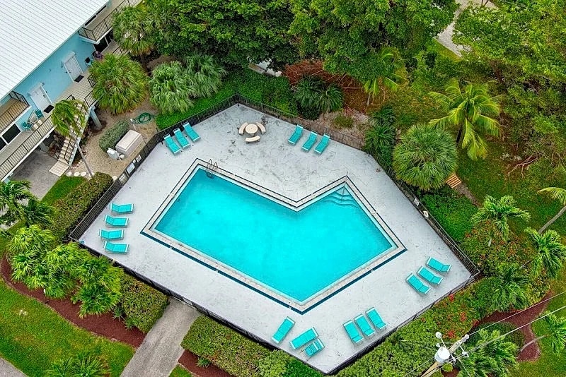 Paradise updated 2bed/2.5bath townhouse style