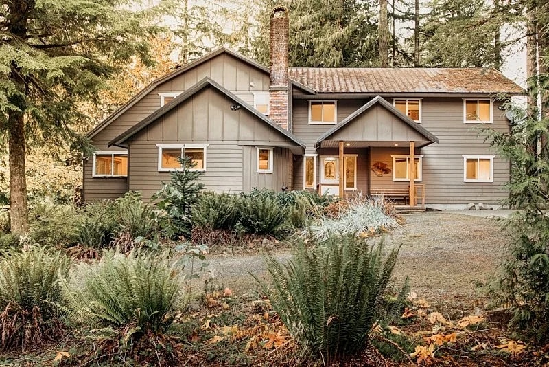 Mt Baker Lodging Cabin 3 is a Very large cabin on acreage
