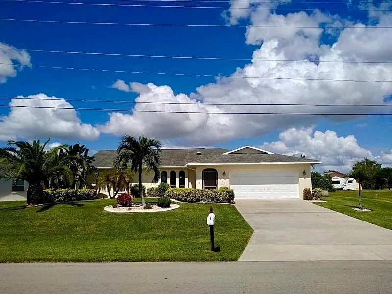 Private Oasis with pool and Jacuzzi on the water in Cape Coral, Florida, United States — photo 4